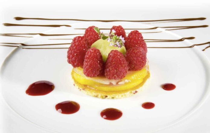 Sommerliche Pfirsich-Tarte, Schaum von Himbeeren und Noilly Prat, Zitronen-Thymian-Sorbet, foto Noilly Prat