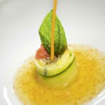 Mediterrane Gemüseroulade in gelierter Tapioka-Tomaten-Consommé und Tomaten-Relish foto Noilly Prat