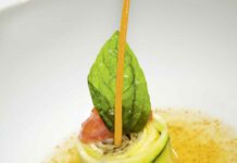 Mediterrane Gemüseroulade in gelierter Tapioka-Tomaten-Consommé und Tomaten-Relish foto Noilly Prat