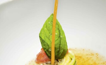 Mediterrane Gemüseroulade in gelierter Tapioka-Tomaten-Consommé und Tomaten-Relish foto Noilly Prat