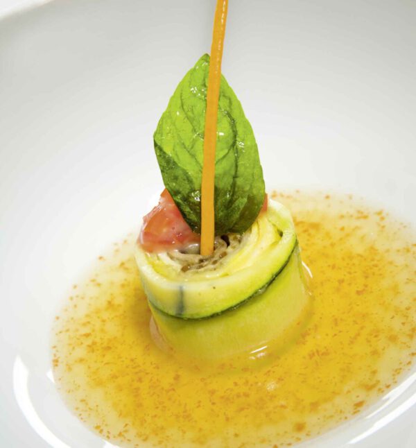 Fehrle-Gemueseroulade Mediterrane Gemüseroulade in gelierter Tapioka-Tomaten-Consommé und Tomaten-Relish foto Noilly Prat