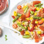 Fruchtiger Graupensalat mit Spargel und Parmaschinken, foto Mats Dreyer