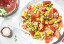 Fruchtiger Graupensalat mit Spargel und Parmaschinken, foto Mats Dreyer