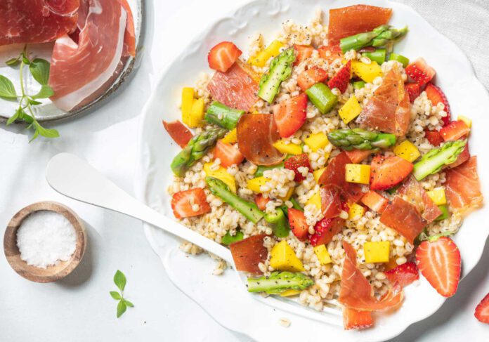 Fruchtiger Graupensalat mit Spargel und Parmaschinken, foto Mats Dreyer