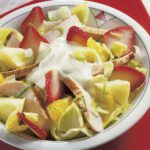 Geflügelsalat mit Erdbeeren foto Wirths PR