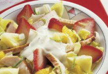 Geflügelsalat mit Erdbeeren foto Wirths PR
