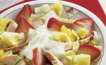 Geflügelsalat mit Erdbeeren foto Wirths PR