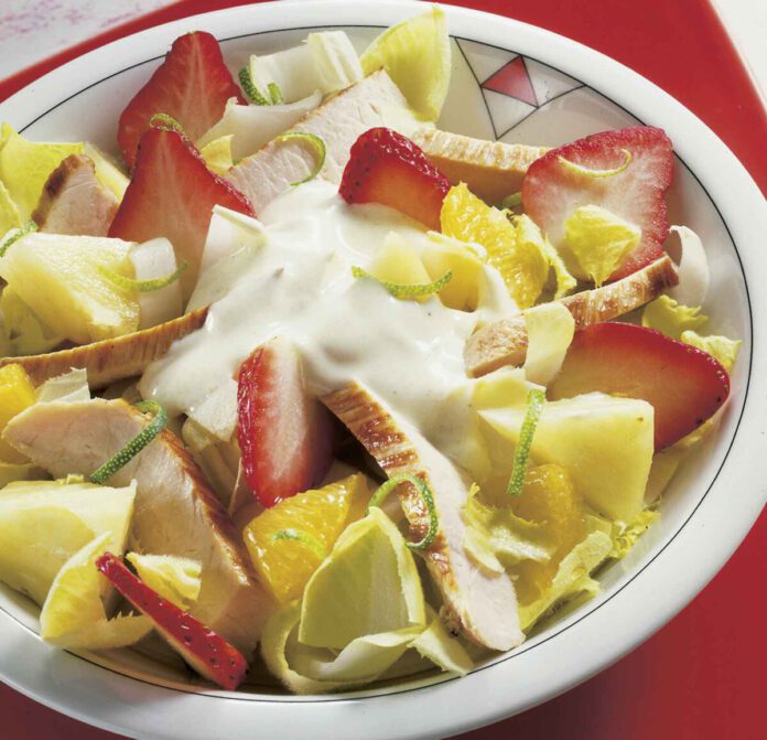 Geflügelsalat mit Erdbeeren foto Wirths PR