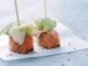 Räucherlachs-Lollies mit eingelegtem Ingwer und Salatgurke, foto ©Ingvor Eriksson für Seafood aus Norwegen