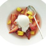 Warme Rhabarber-Consommé mit Erdbeeren und Holunderblütensorbet©Johann Lafer, foto Lafer