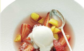 Warme Rhabarber-Consommé mit Erdbeeren und Holunderblütensorbet©Johann Lafer, foto Lafer