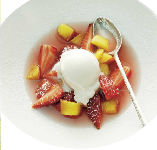 RhabarberCons_Lafer Warme Rhabarber-Consommé mit Erdbeeren und Holunderblütensorbet©Johann Lafer, foto Lafer