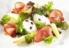 Spargelmousse an grünem Salat und Schwarzwälder Schinken, foto schwarzwälder Schinken