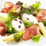 Spargelmousse an grünem Salat und Schwarzwälder Schinken, foto schwarzwälder Schinken