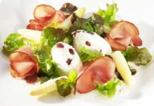 Spargelmousse an grünem Salat und Schwarzwälder Schinken, foto schwarzwälder Schinken
