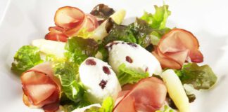 Spargelmousse an grünem Salat und Schwarzwälder Schinken, foto schwarzwälder Schinken