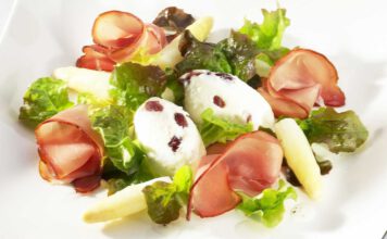 Spargelmousse an grünem Salat und Schwarzwälder Schinken, foto schwarzwälder Schinken