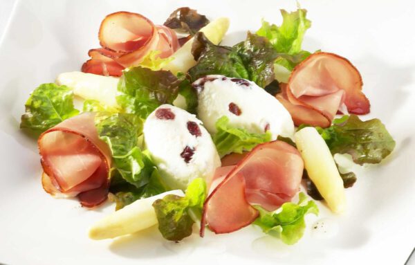 Spargelmousse-an-Salat-und-Schinken Spargelmousse an grünem Salat und Schwarzwälder Schinken, foto schwarzwälder Schinken