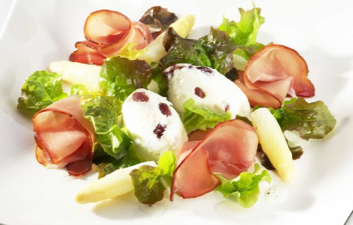 Spargelmousse an grünem Salat und Schwarzwälder Schinken, foto schwarzwälder Schinken