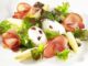 Spargelmousse an grünem Salat und Schwarzwälder Schinken, foto schwarzwälder Schinken