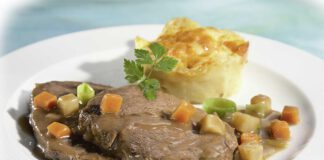 Berner Sauerbraten „Suure Mocke“, dazu Kartoffelgratin mit Gstaader Bergkäse, WH 1/10
