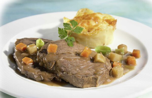 Berner-Sauerbraten Berner Sauerbraten „Suure Mocke“, dazu Kartoffelgratin mit Gstaader Bergkäse, WH 1/10
