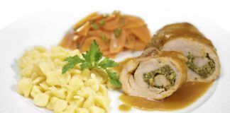 Mit Kerbel-Pesto gefüllte Roulade vom Landschwein, dazu Honig-Petersilien-Karotten und Knöpfle, Foto Deutsche Bahn, WH 2/10