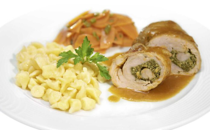 Mit Kerbel-Pesto gefüllte Roulade vom Landschwein, dazu Honig-Petersilien-Karotten und Knöpfle, Foto Deutsche Bahn, WH 2/10