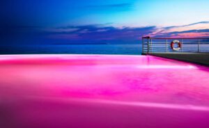 Swimming Pool: Hellblau – dunkelblau – pool-blau! foto Müssig