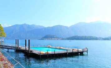Swimming Pool: Hellblau – dunkelblau – pool-blau! foto Müssig