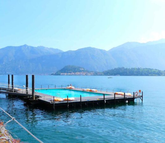 Swimming Pool: Hellblau – dunkelblau – pool-blau! foto Müssig