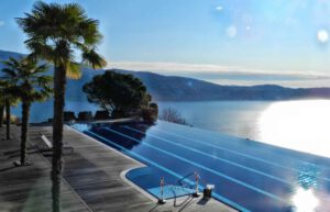Swimming Pool: Hellblau – dunkelblau – pool-blau! foto Müssig